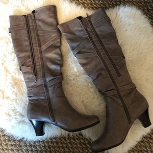 Size 8 Aerosoles knee high boots in grey.